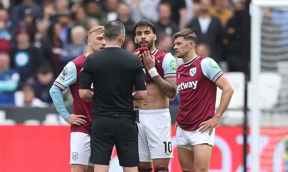 Lucas Paquetá recebe amarelo e fica com olhos marejados — Foto: Getty Images